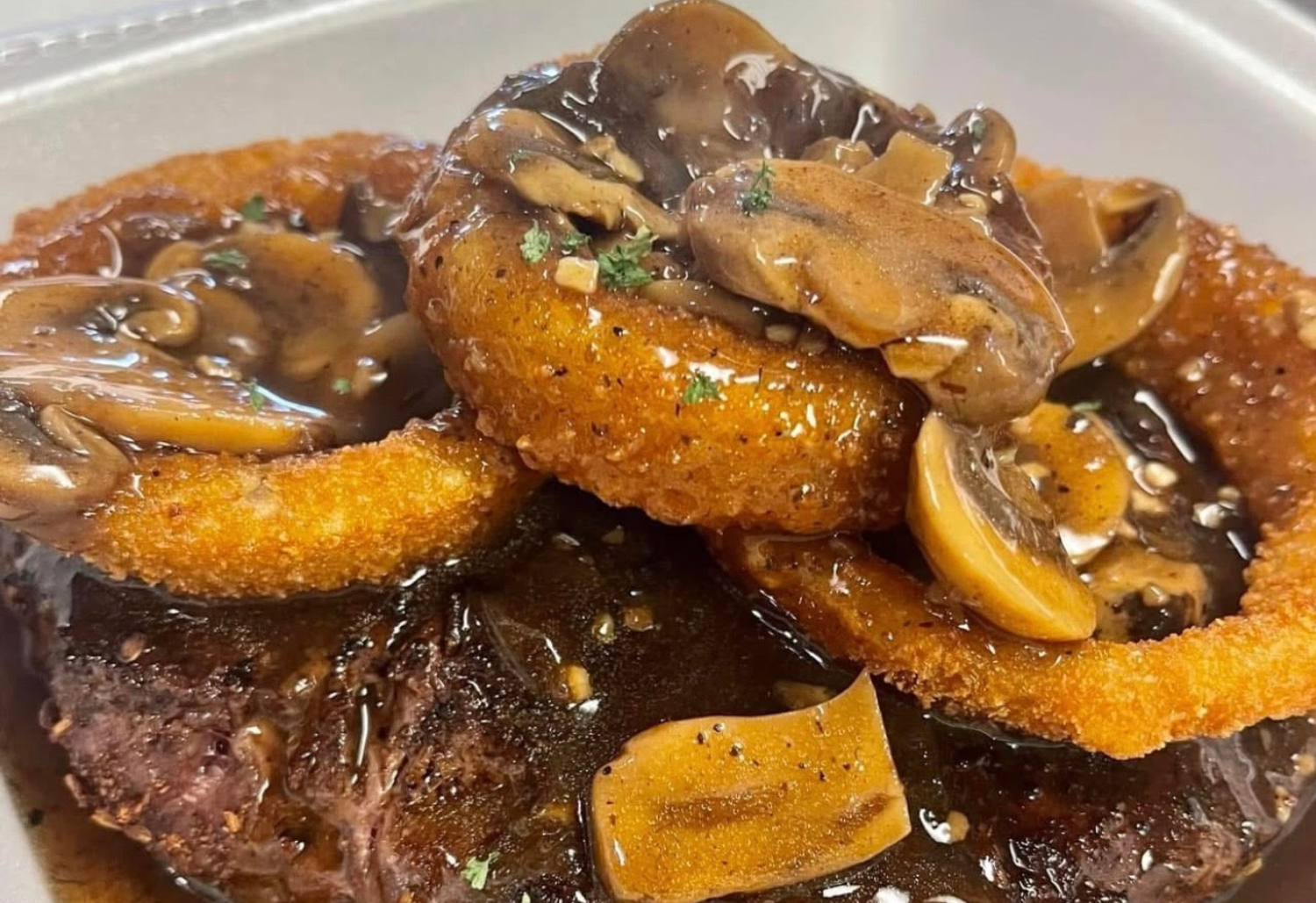 Beef with onion rings<br />
